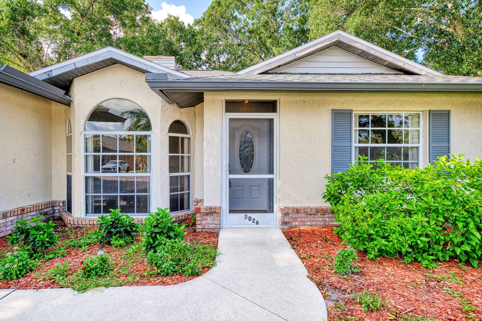 Stunning 3 Bedroom 2 Bathroom 2 Car Garage Home Located In The Highly Sought After Briarwood Community – photo 4