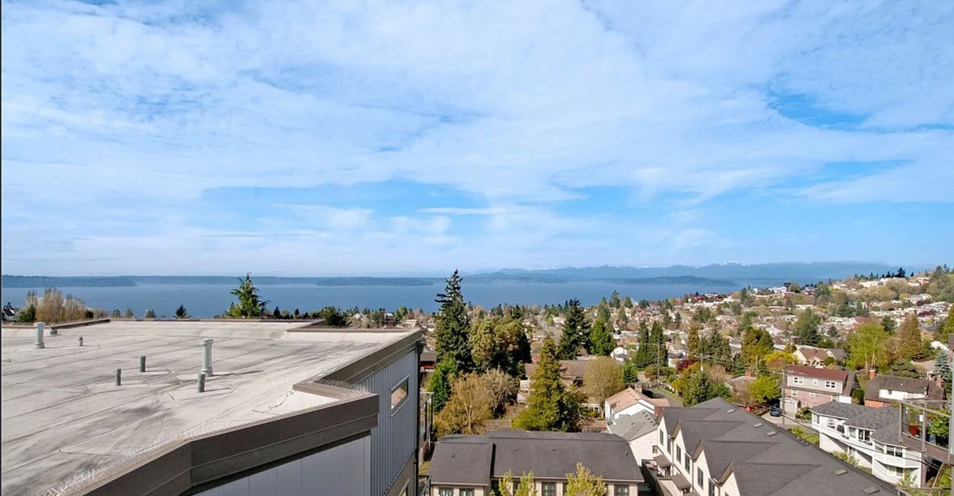 Ideally Located 2 Bed 2 Bath Condo A Highly Desirable Seattle Community – photo 3