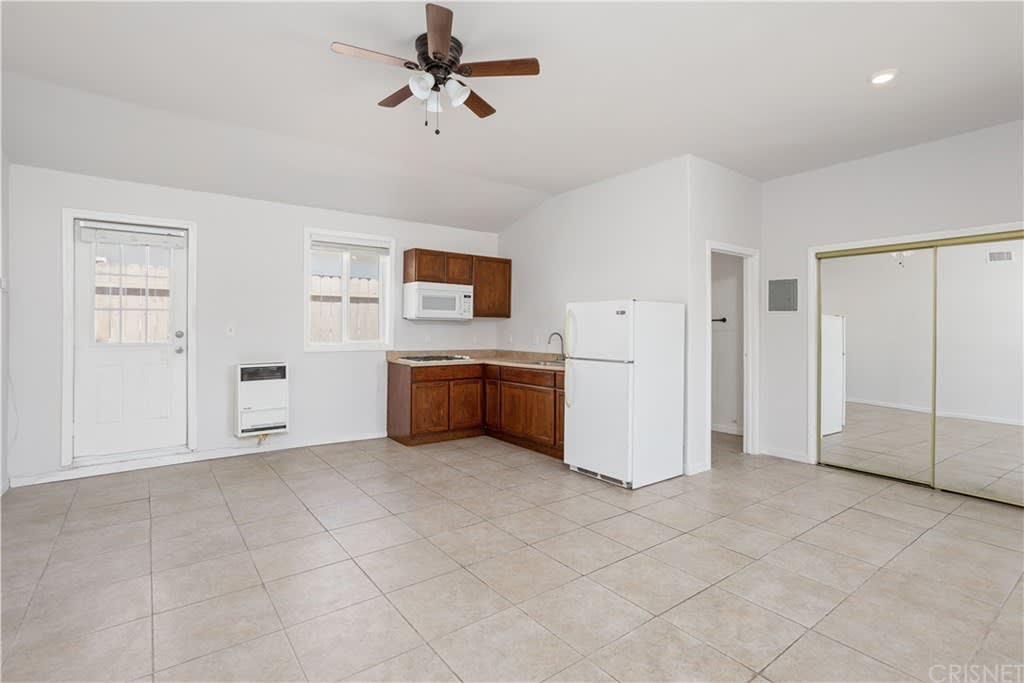 24126 Kittridge St – photo 2