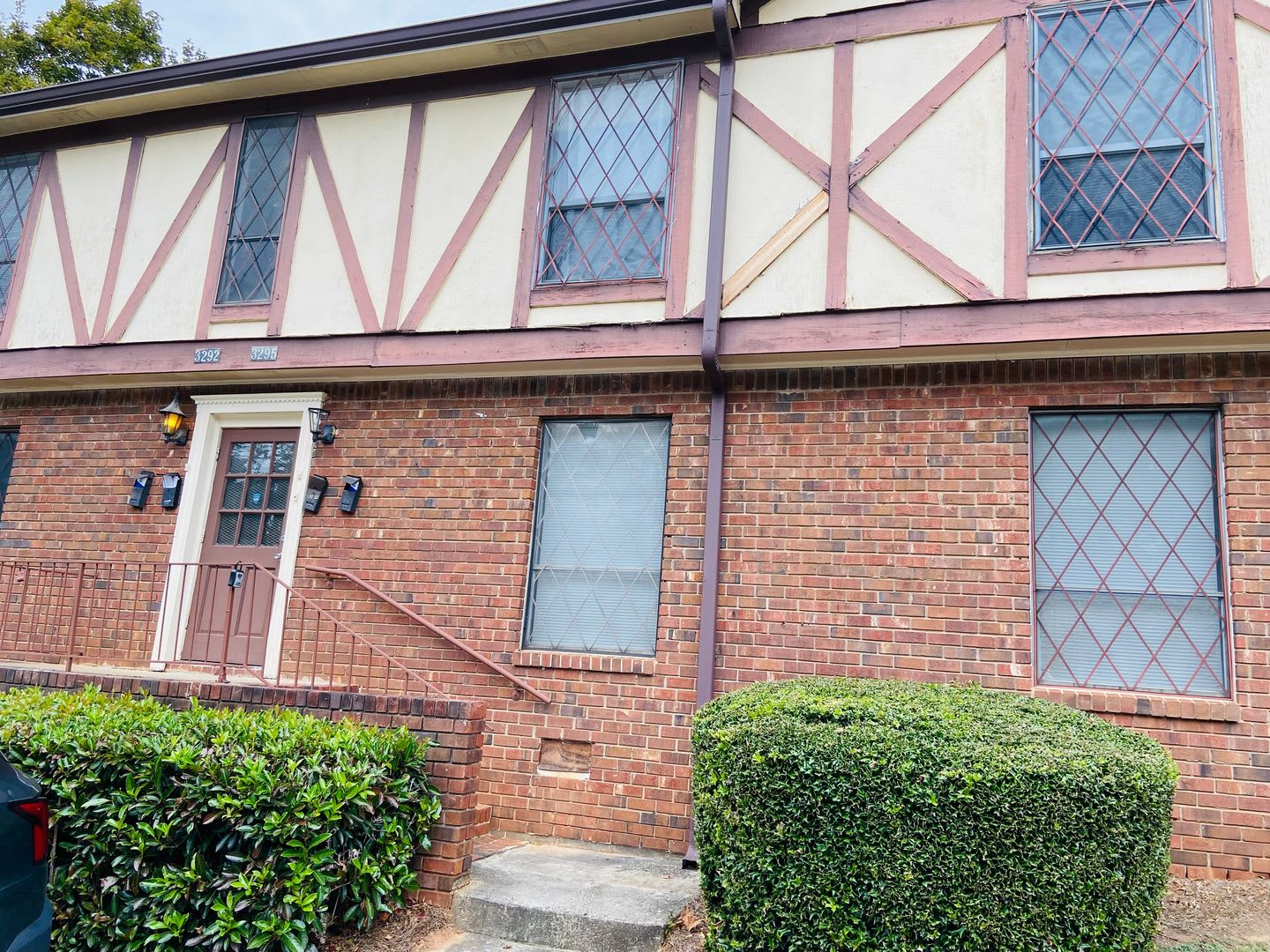 3 bedrooms /2 bath Condo Available Now – photo 2