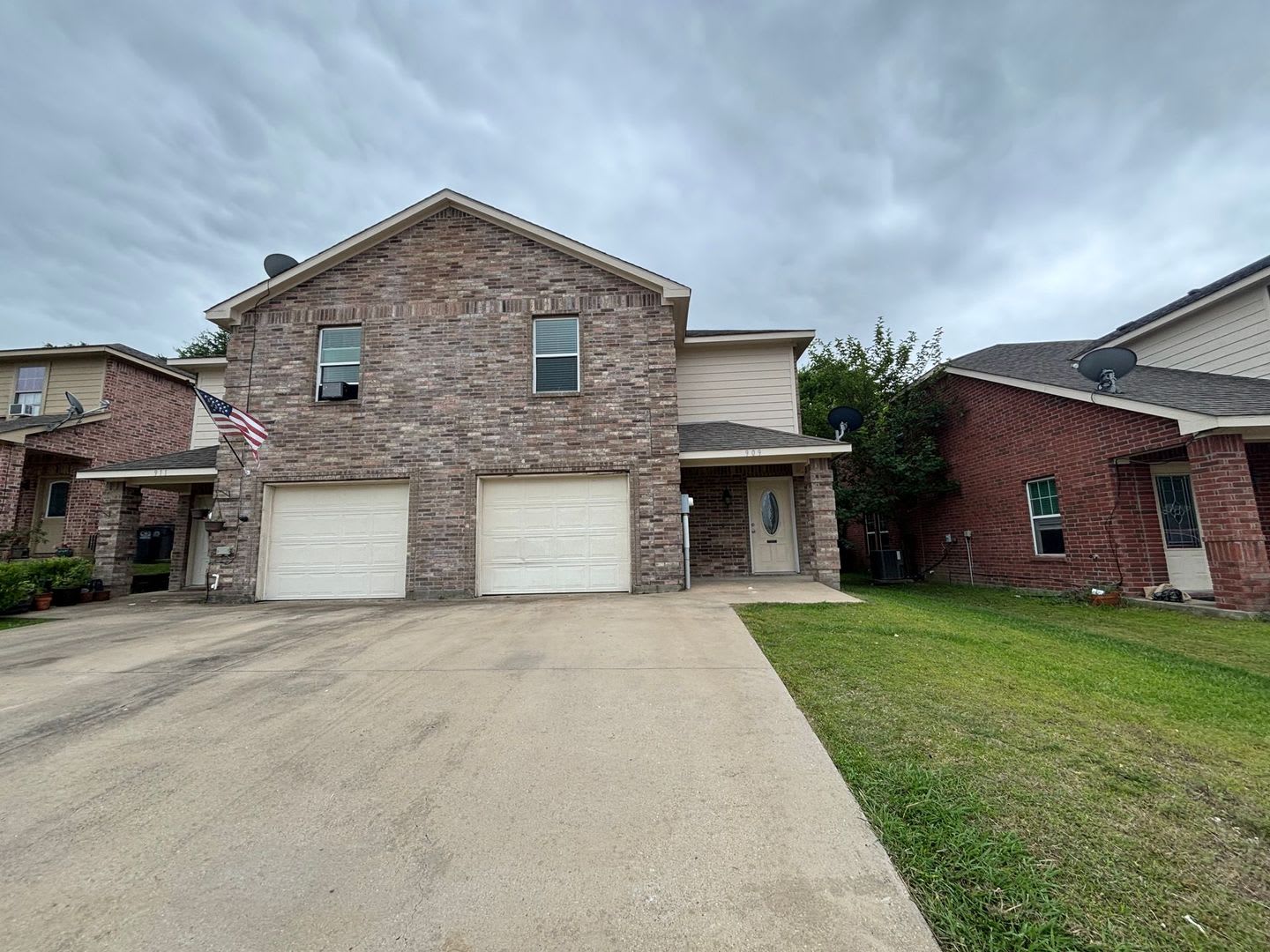 Spacious 2-Story Duplex With Private Fenced Yard – photo 1