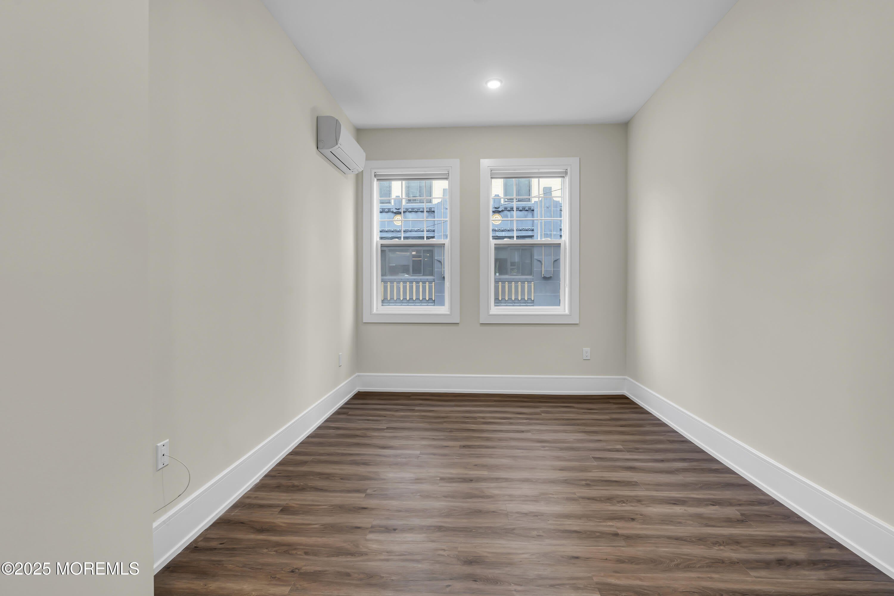 527 Bangs Avenue – photo 5