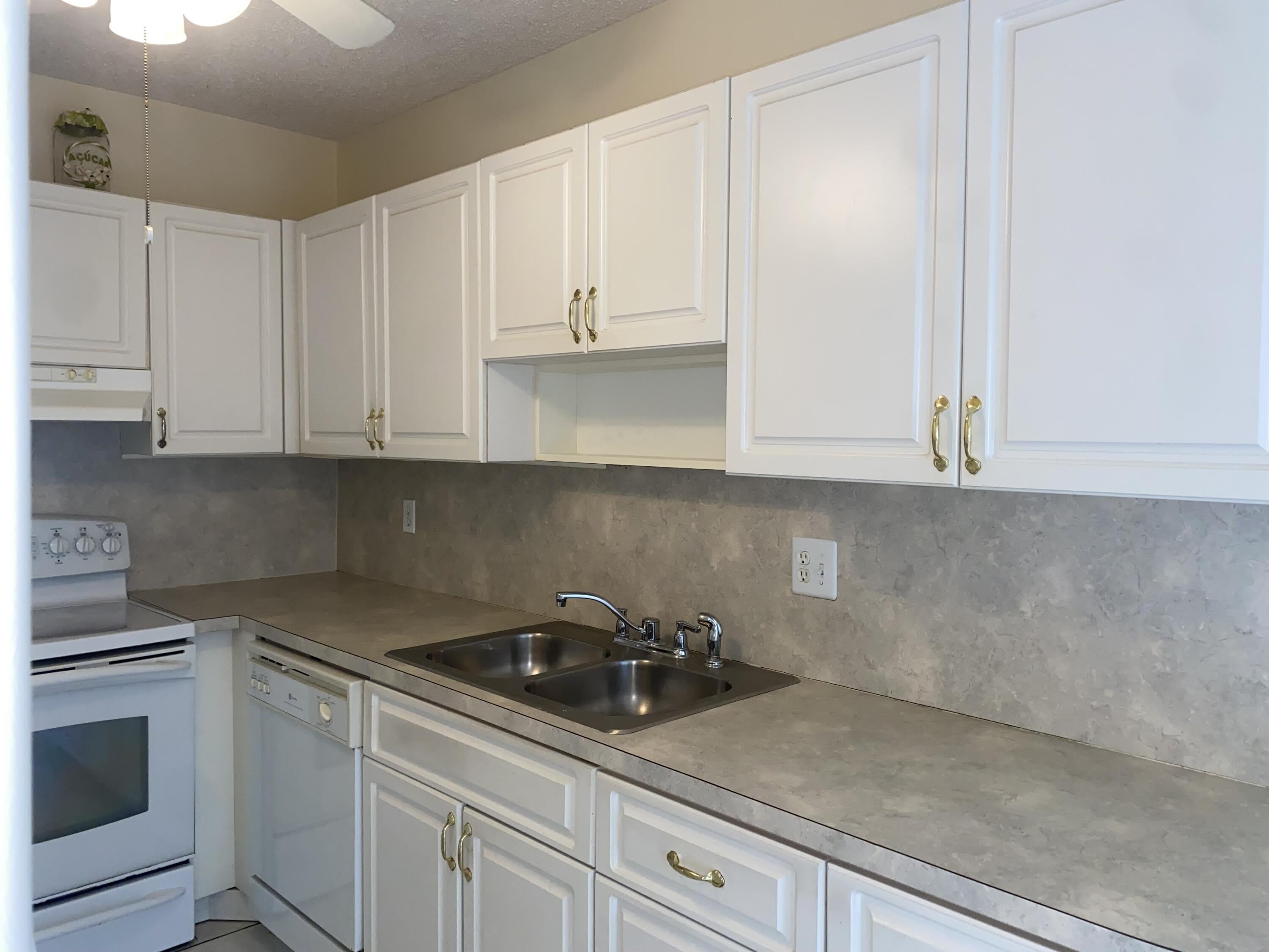 8665 Chevy Chase Drive – photo 5
