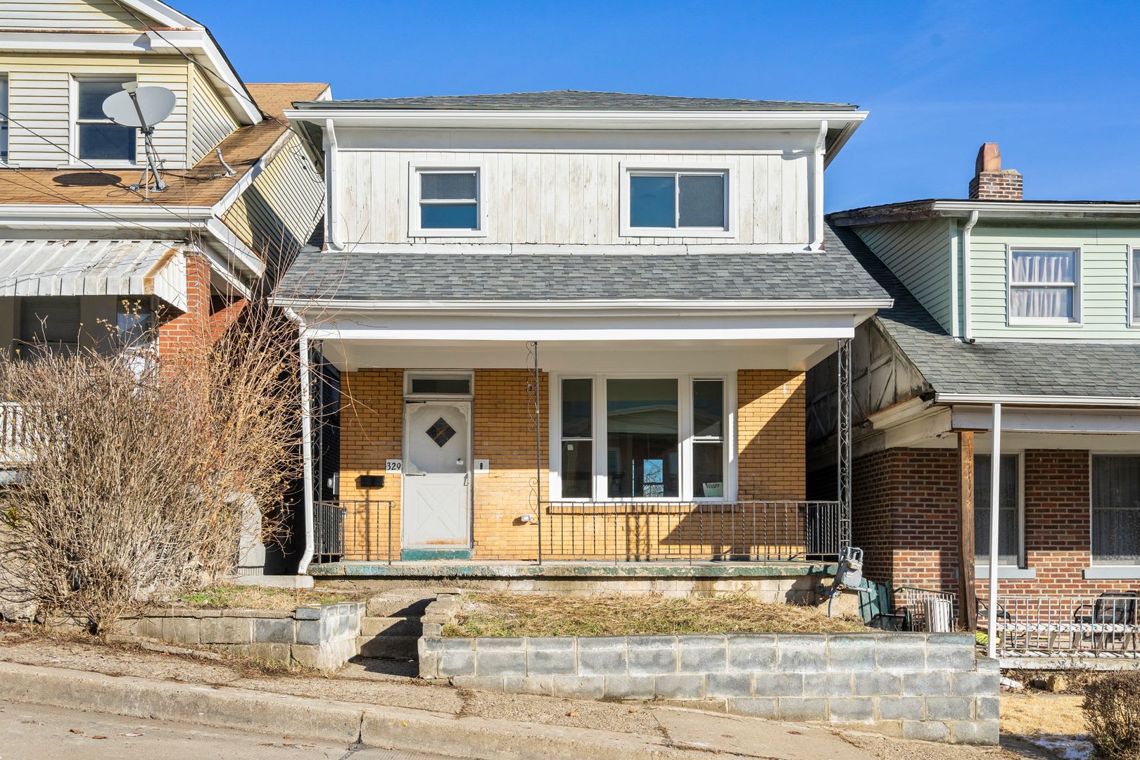 3 Bed 1 Bath Home Central Ac 2Nd Floor Laundry Available September 10Th – photo 1