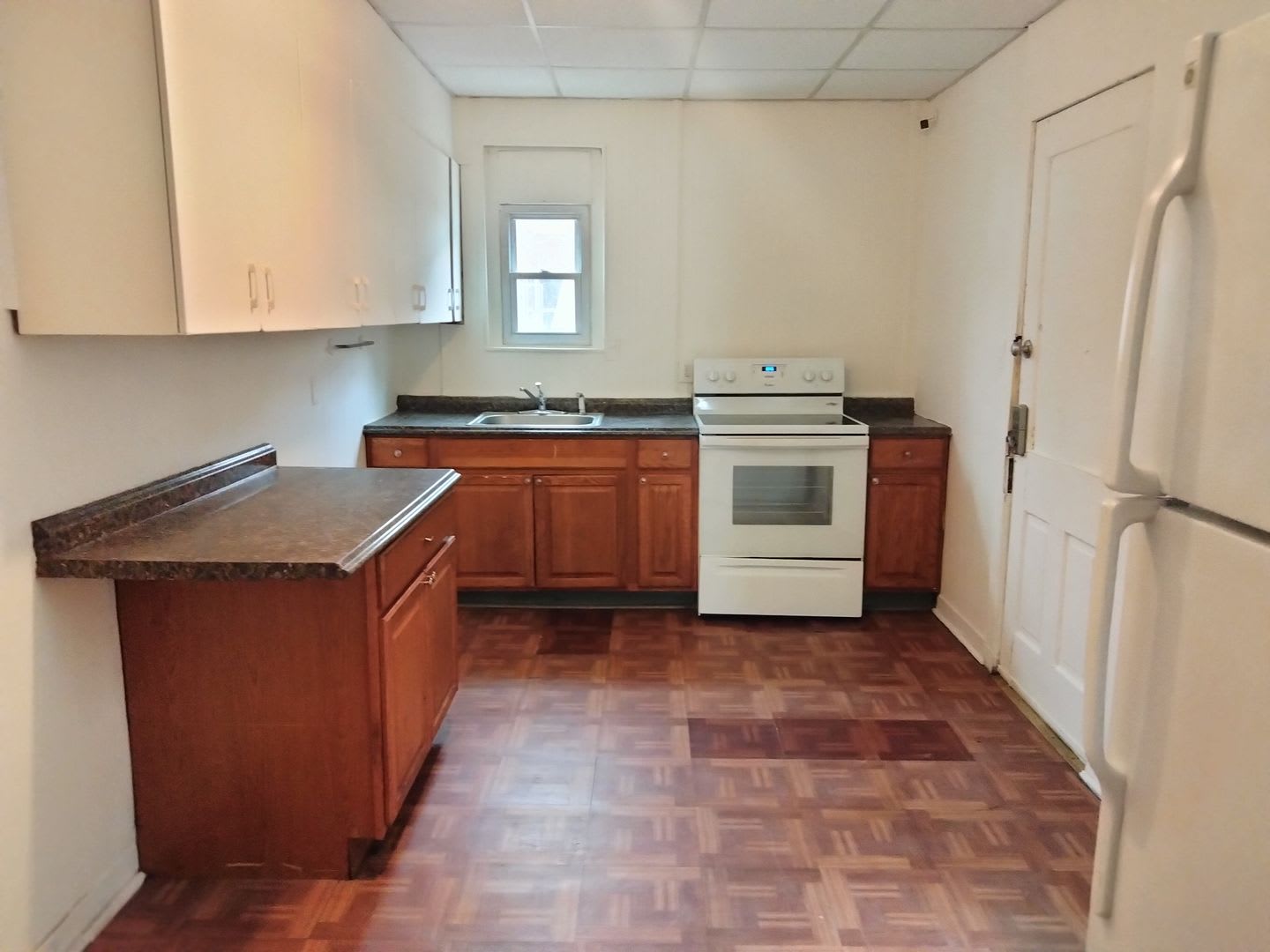Spacious 5 Bedroom, 1 Bathroom Single-Family Home with Yard – Allentown – photo 3