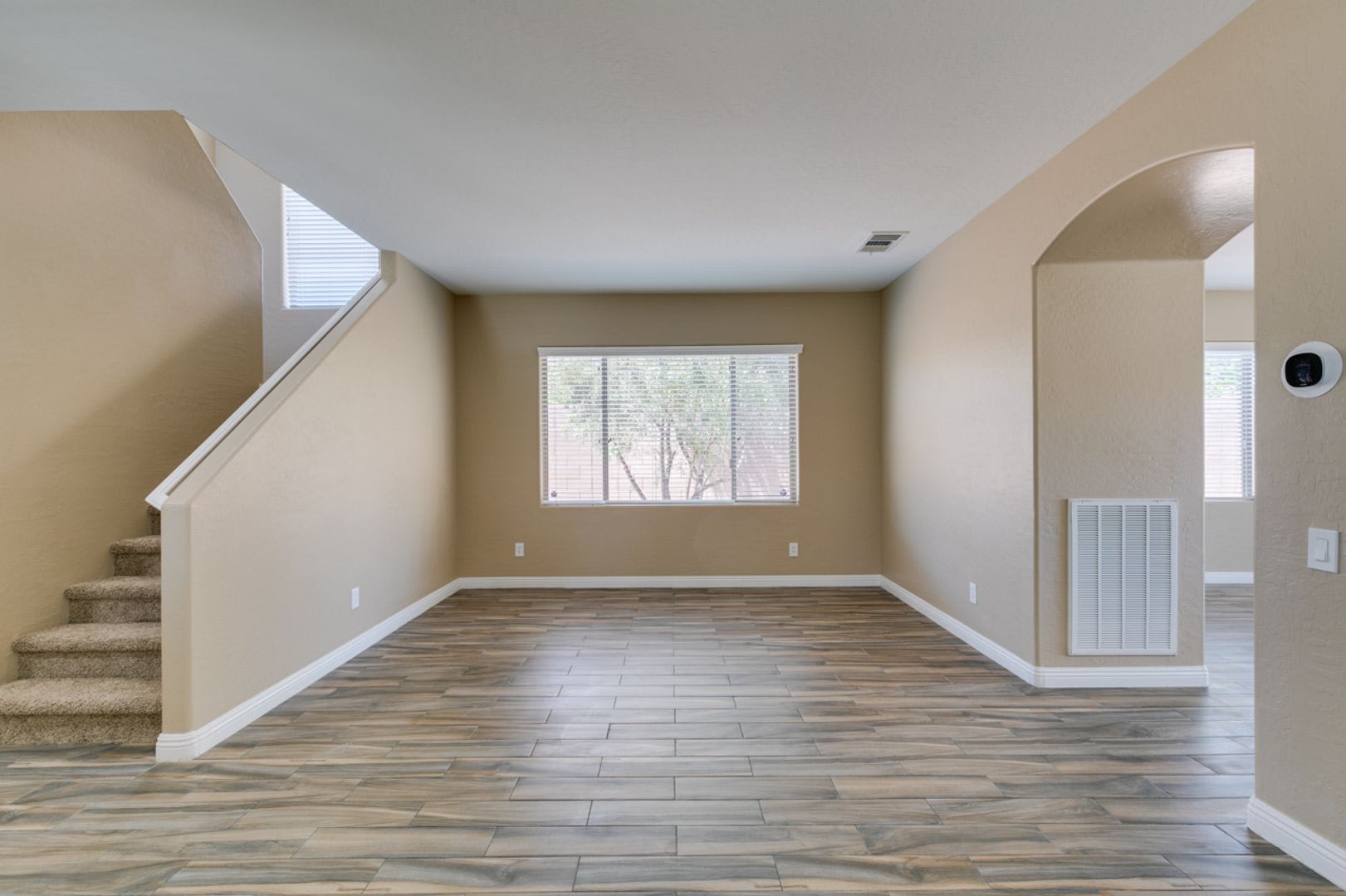 Gorgeous 2 Story Home 4 Bedrooms Tons Of Upgrades Stainless Steel Appliances – photo 4