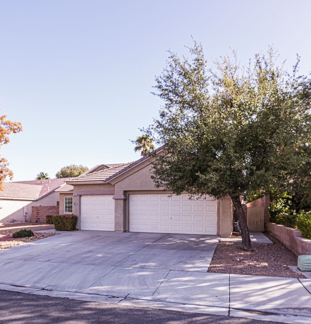 One Story Home with a Private Pool – photo 2