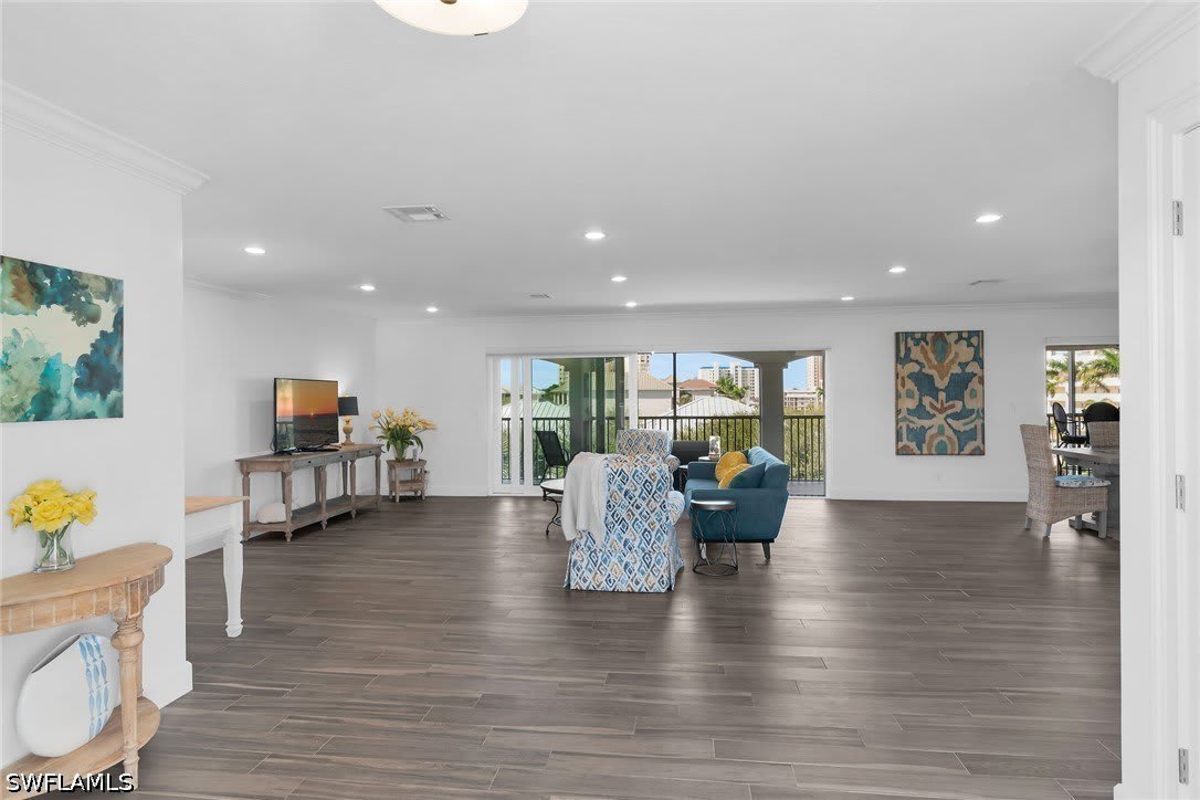1020 Swallow Avenue 302 – photo 2