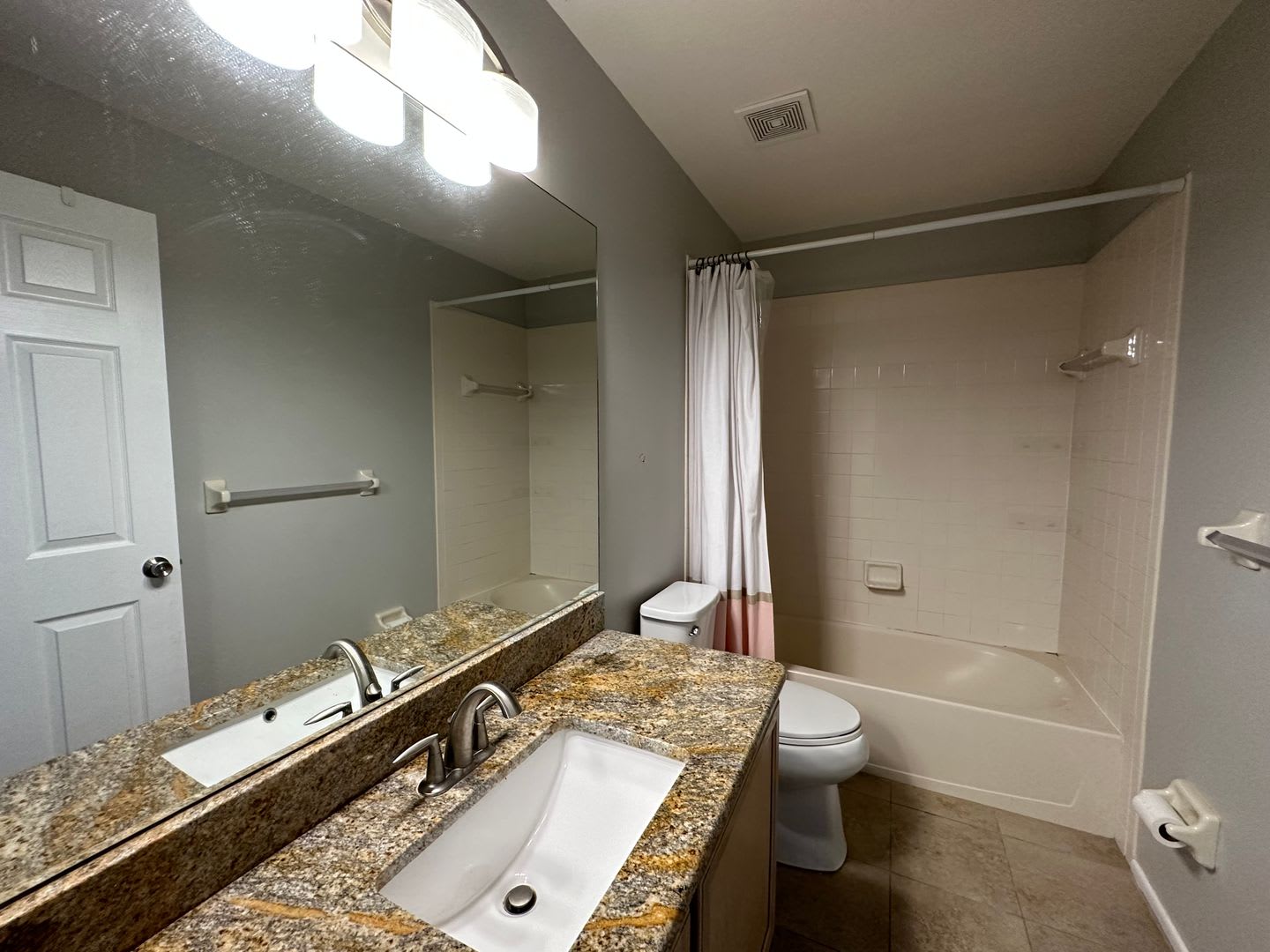 Beautiful Townhome in a gated community with assigned parking spots and a community pool – photo 5
