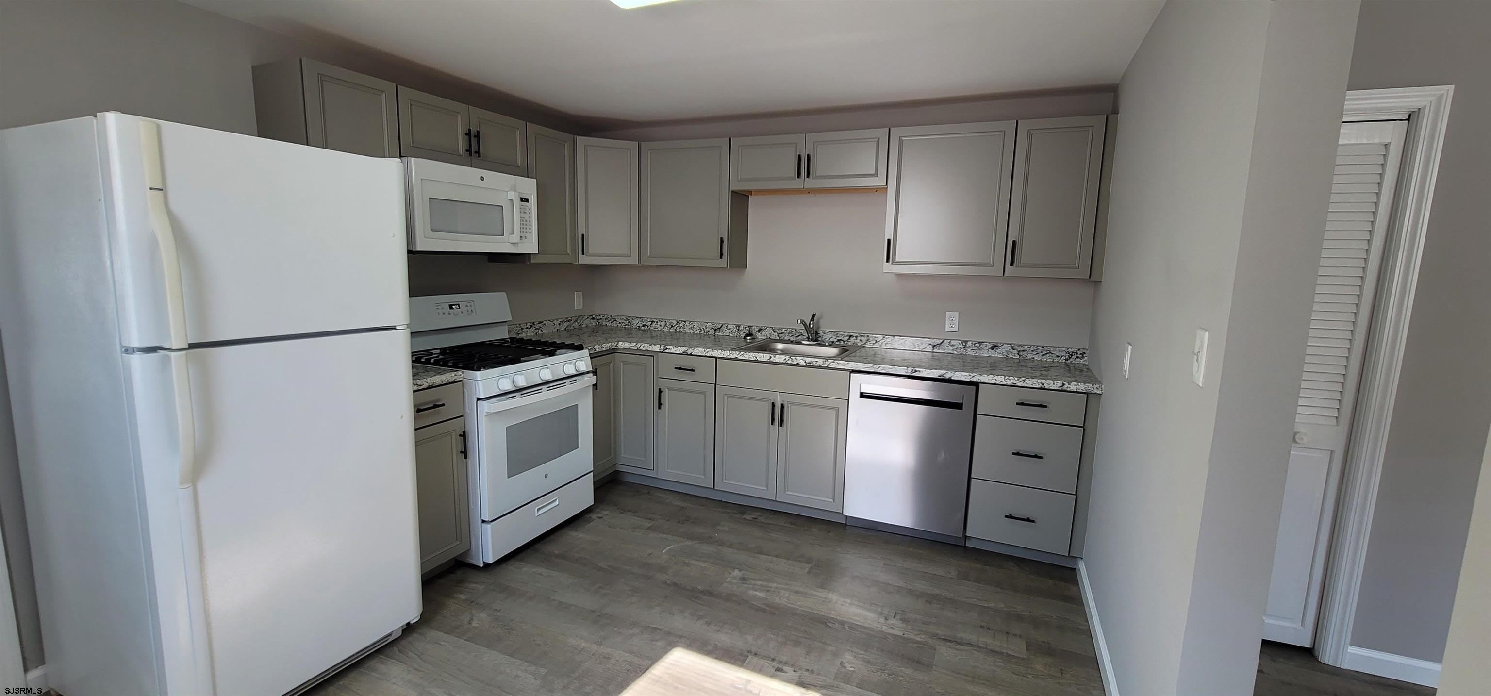 2011 Caspian Ave – photo 4