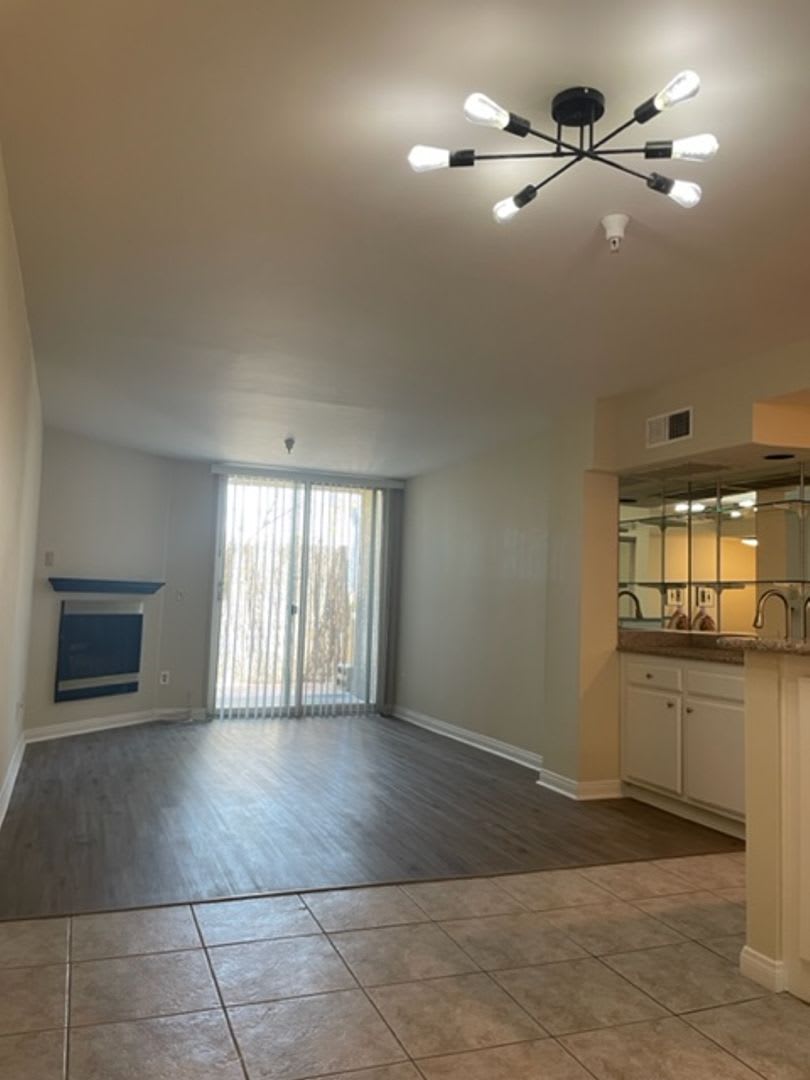 1 Bedroom, 1 Bathroom North Hollywood Condominium for Lease! – photo 3