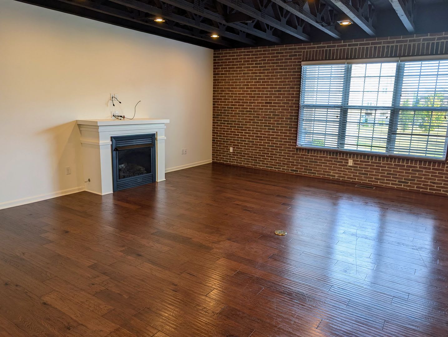 AVAILABLE NOW! Luxurious and Modern 3-4 Bedroom / 3.5 Bath Townhome in the Twin Lakes Community! – photo 3
