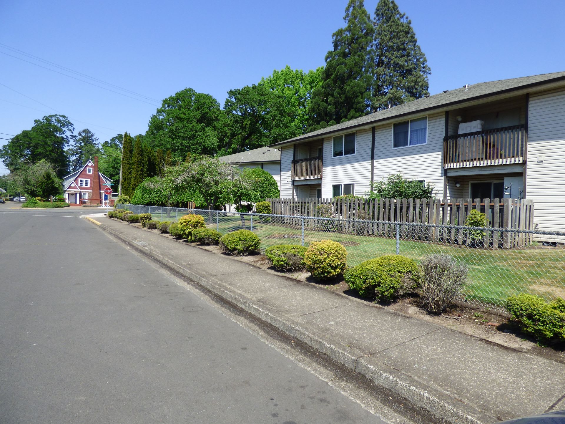 2 Bed 1 Bath Apartment with a Single Car garage included! – photo 3