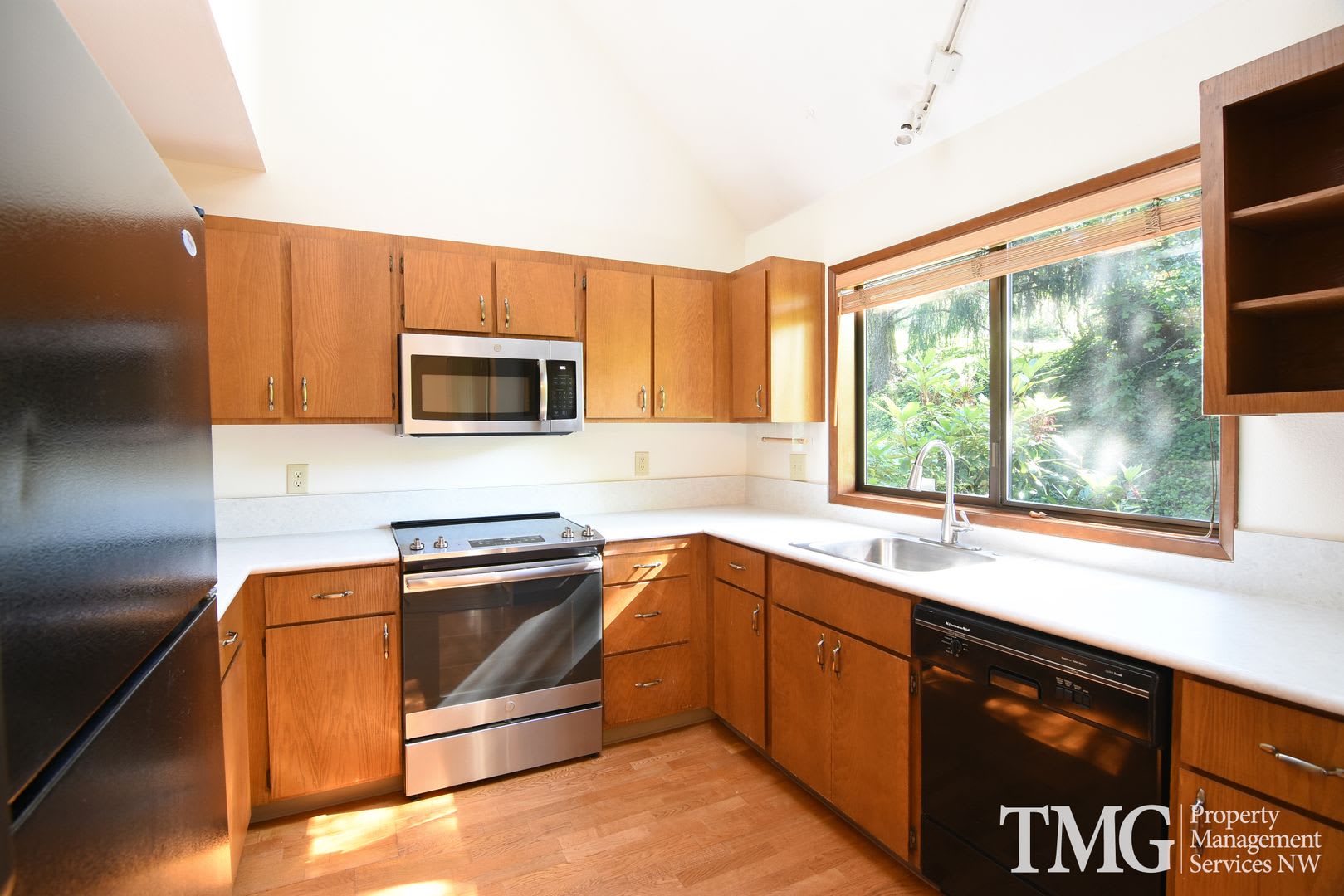 Beautiful Townhome in Mountain Like Setting -- Fireplace, Vaulted Ceilings, and more! – photo 3