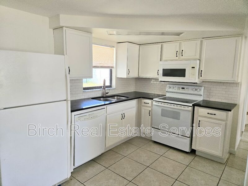 1247 Chelsea Lane – photo 5