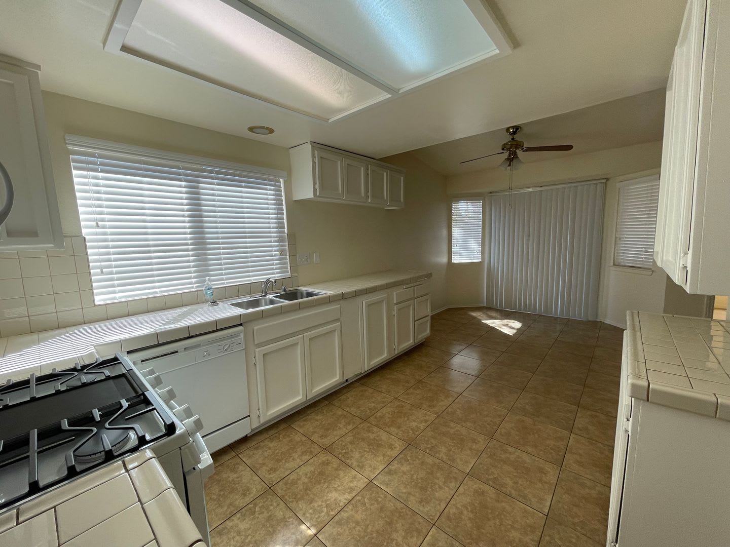 Hesperia-Refurbished- 3 Bedrooms, 2 Bathrooms + Den or Office, Large Property – photo 3