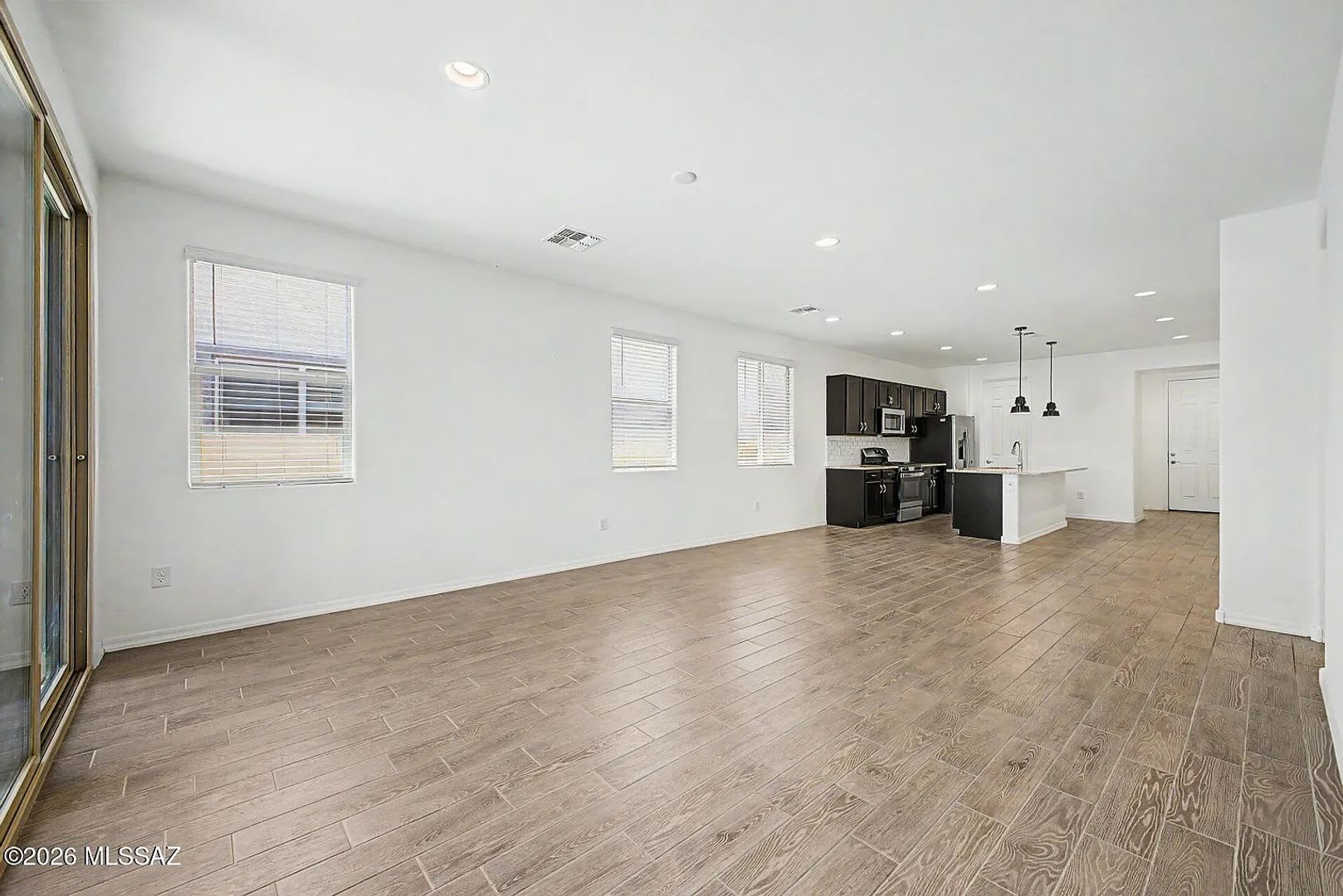 3 Bedroom 2 Bath Single Family For Rent In Tucson Az Attached Garage Modern Kitchen – photo 4