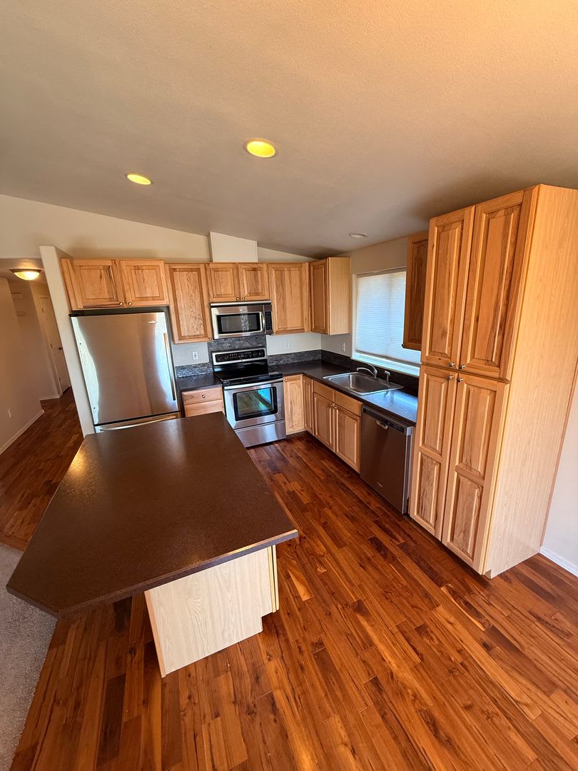 CHECK OUT THIS SPACIOUS, WELCOMING HOME IN THE MOUNTAIN VIEW DISTRICT!!! – photo 2