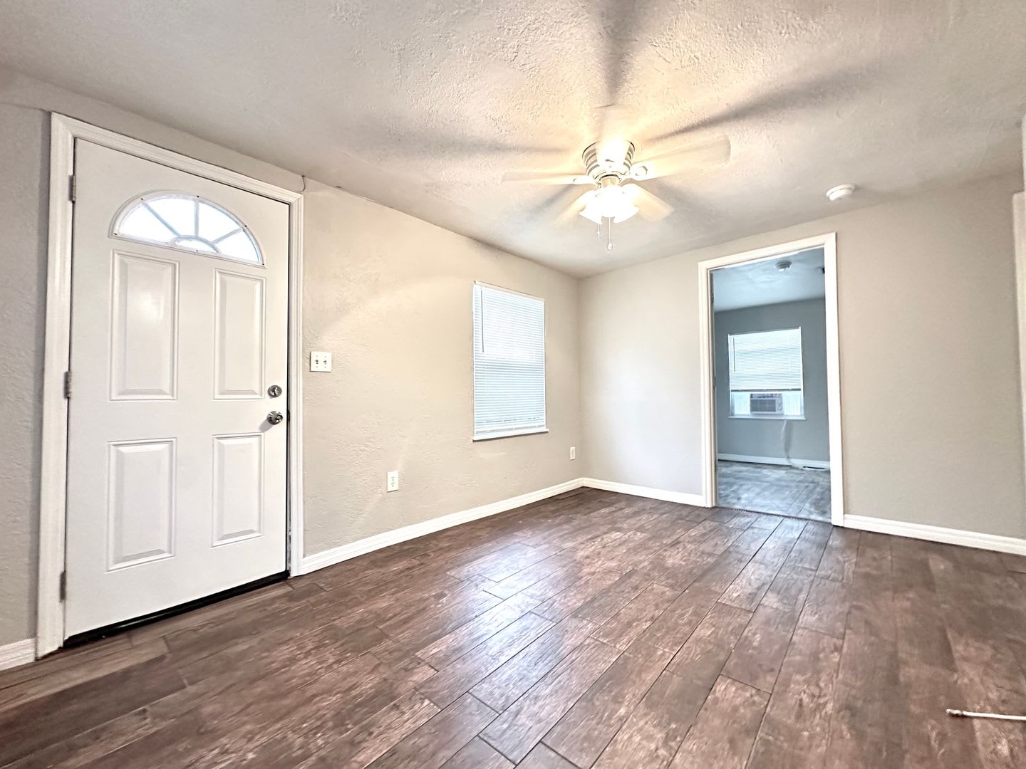Charming 2BR/1BA St. Pete Home, Available Now! – photo 2
