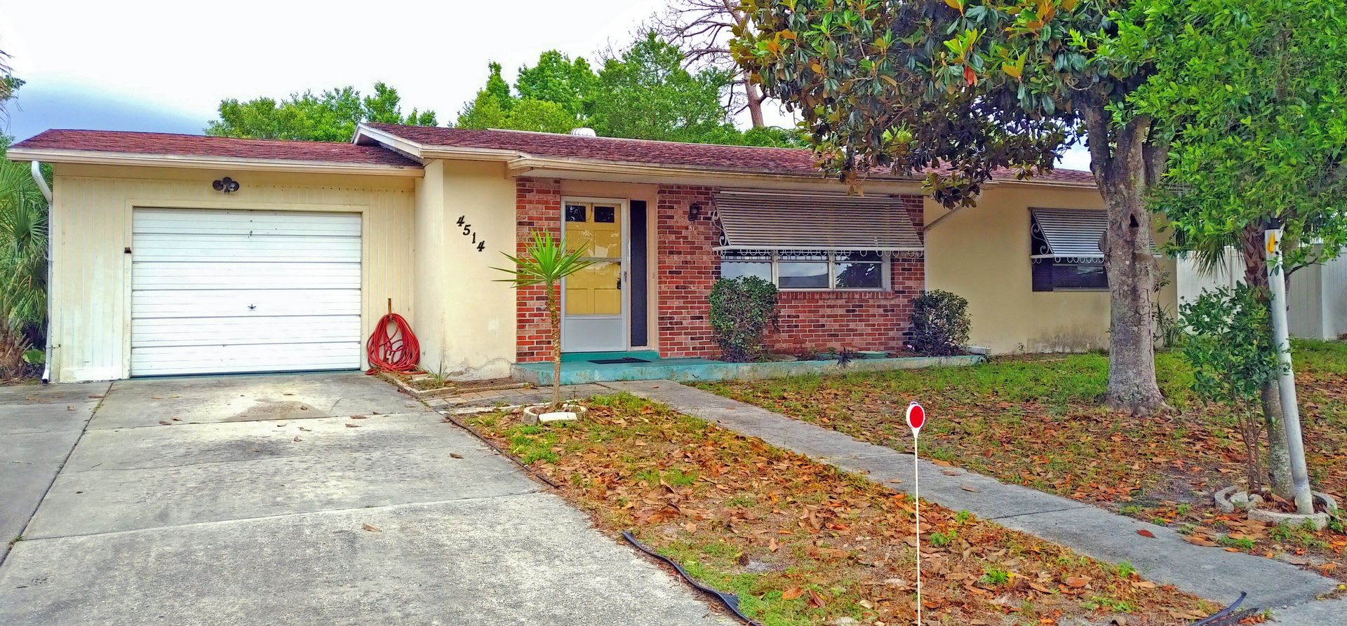 Spacious 2 2 Home Featuring Neutral Ceramic Tile Throughout Within The Heart Of Spring Hill – photo 2