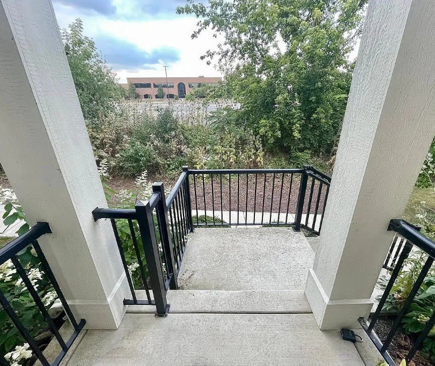 526 Grosvenor Lane – photo 3