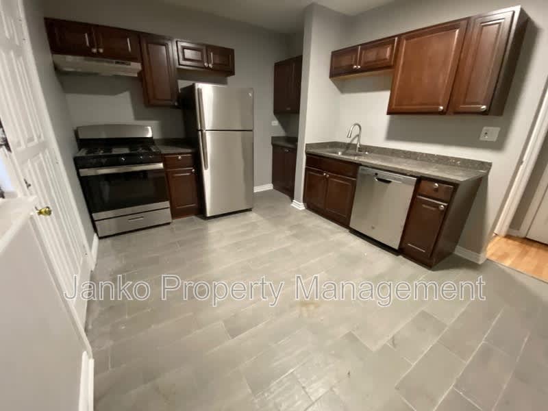 2916 W 64th St – photo 1