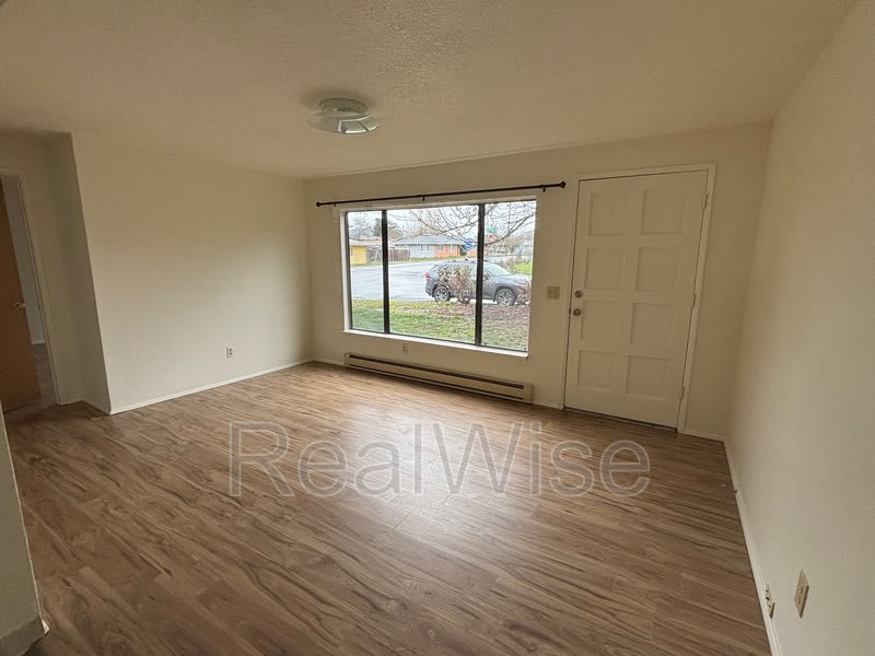 241 NW Rose St – photo 4