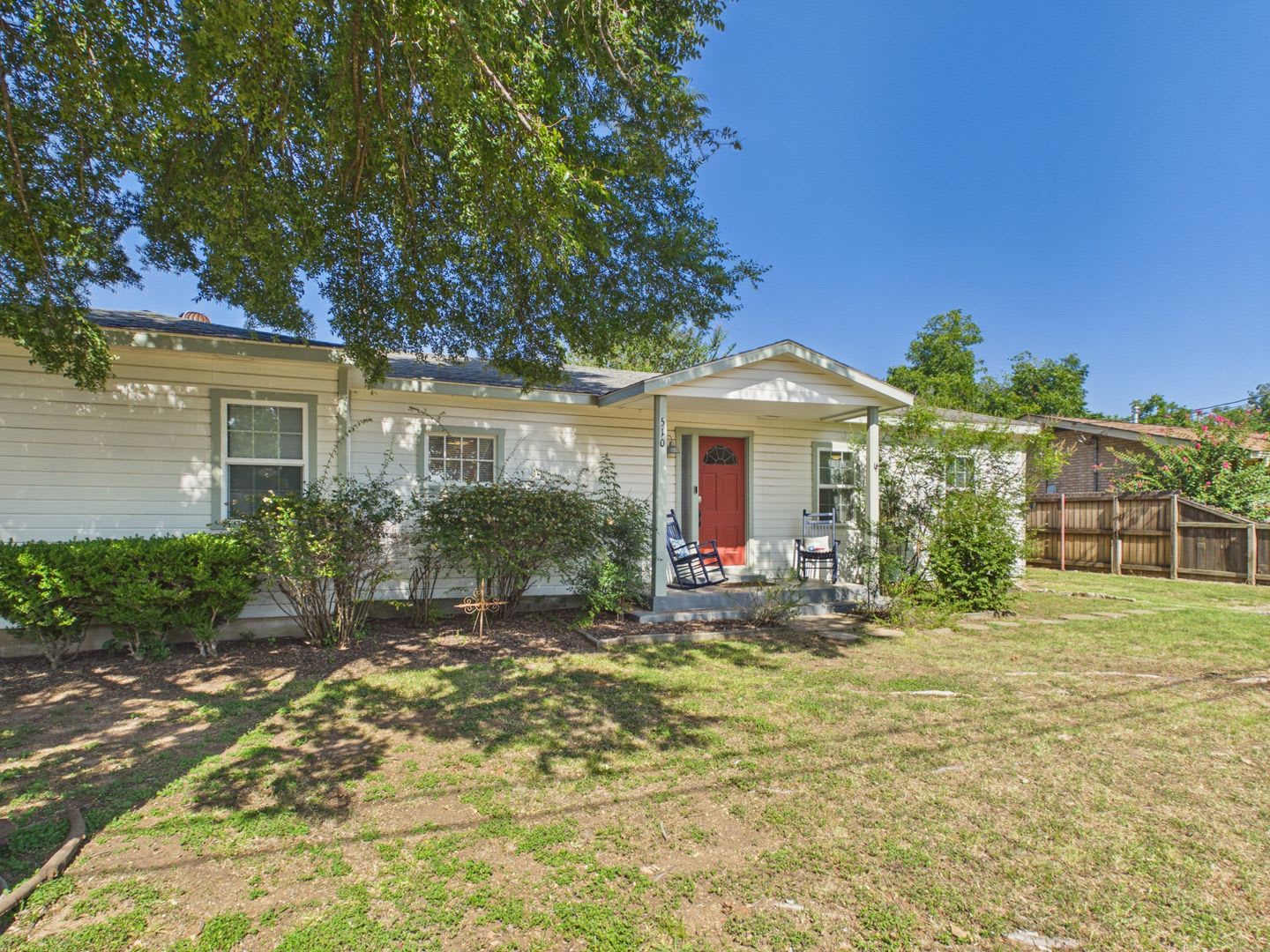 Spacious Kitchen, Large Living Room & Private Primary Bath – photo 1