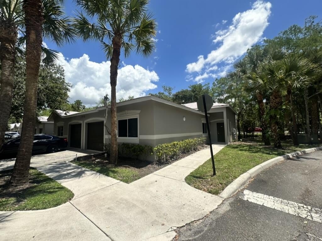 220 Crestwood Circle – photo 3