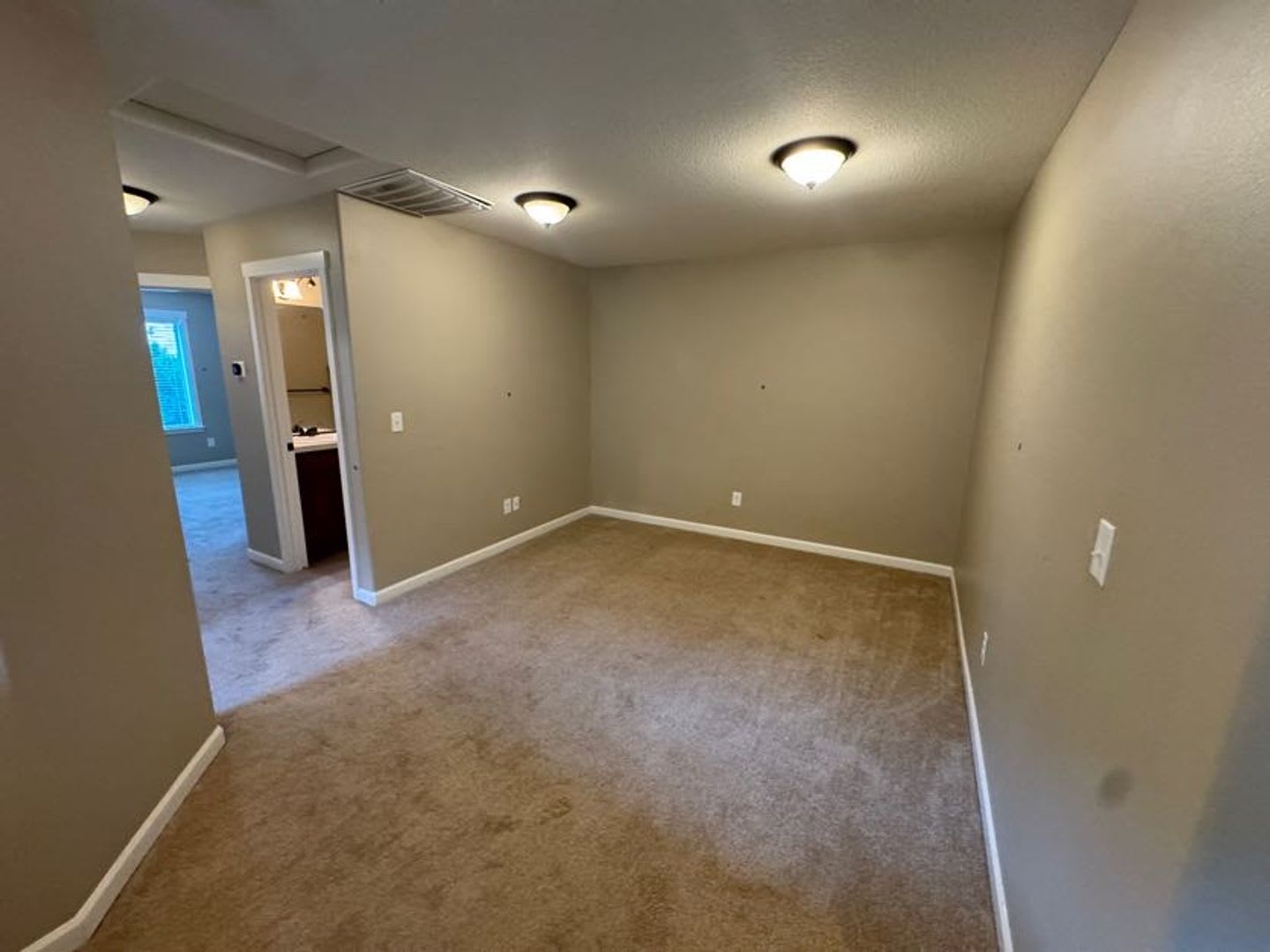 Spacious 3 Bedroom, 2.5 Bathroom Home in Prime Location – photo 5