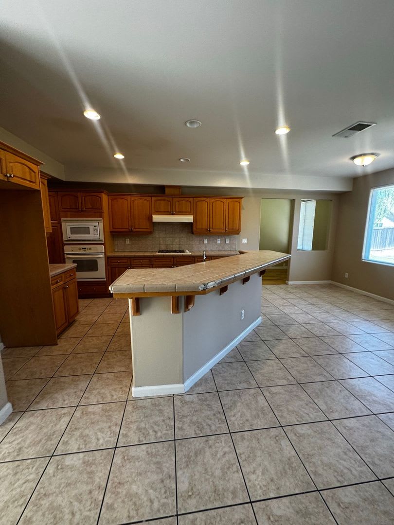 SPECIAL: $200 OFF SECOND MONTH'S RENT! Amazing 5 Bedroom House – photo 2