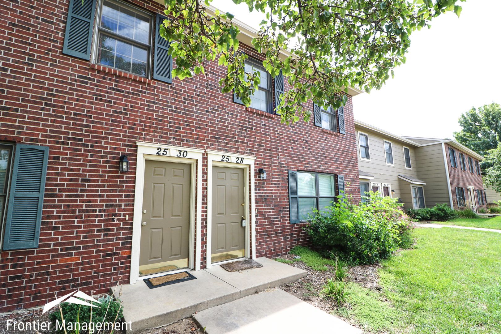 Spacious Brick Condo In A Great Location – photo 2