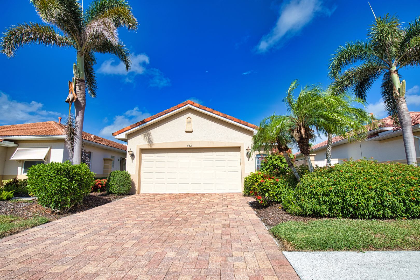 Seasonal Short-Term 2 Bed 2 Bath Single Family Home located in Venetian Golf and River Club! – photo 1