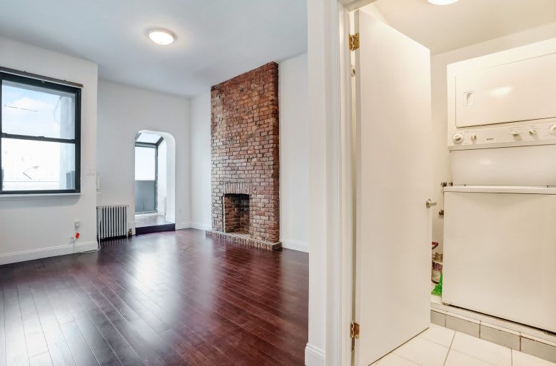 271 W 22nd St – photo 2