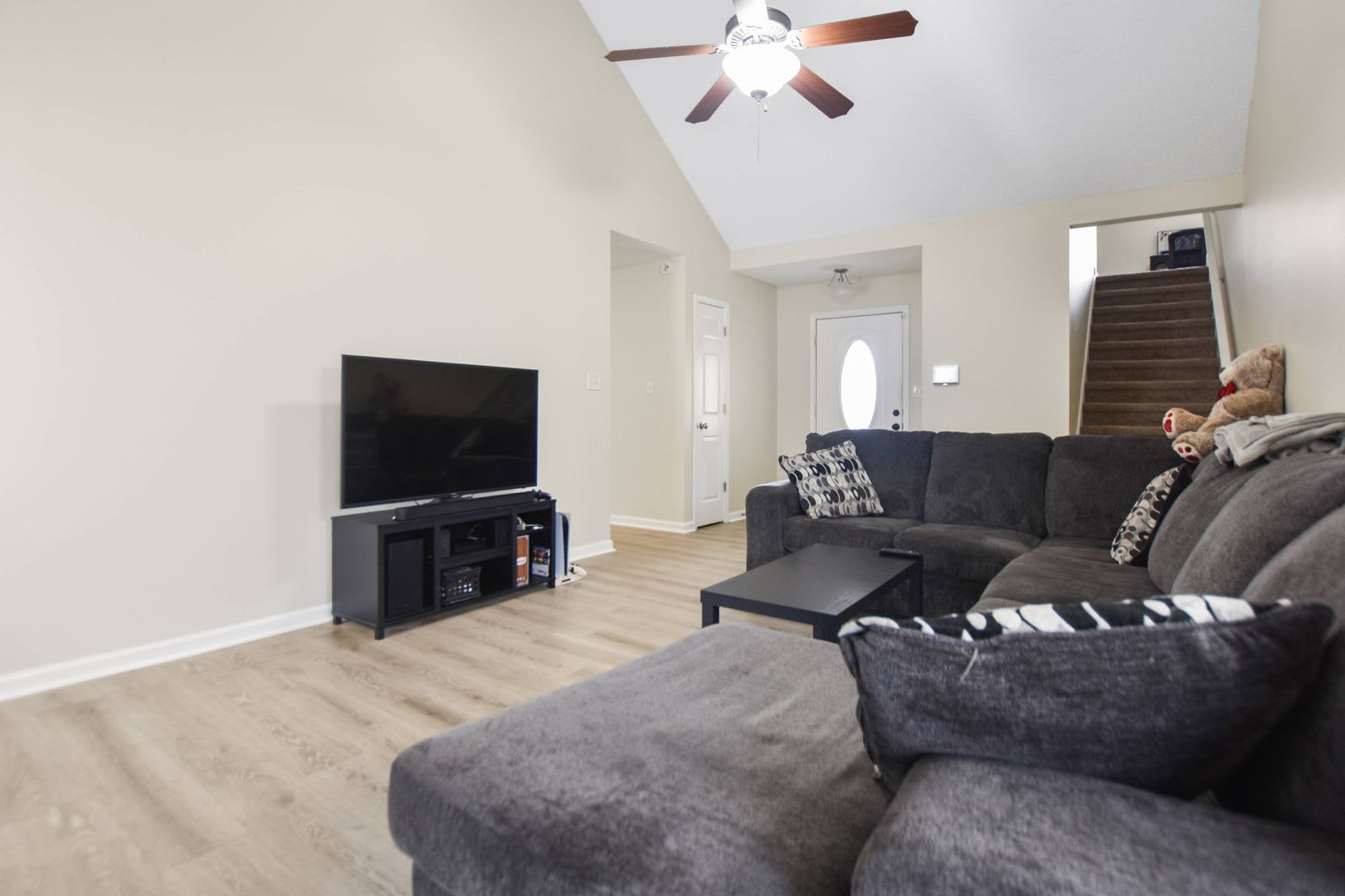 Pet Friendly Three Bedroom with Bonus! – photo 3