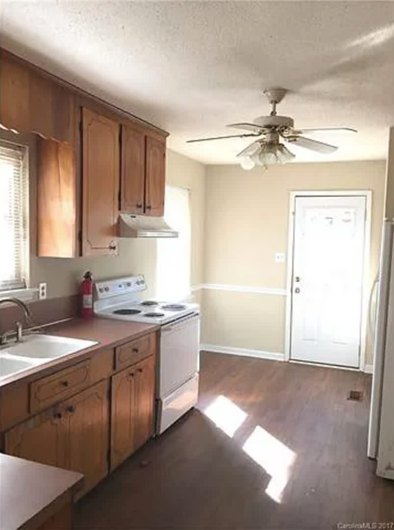 Charming Spacious Renovated 2 Bedroom Units In A Great Location – photo 4