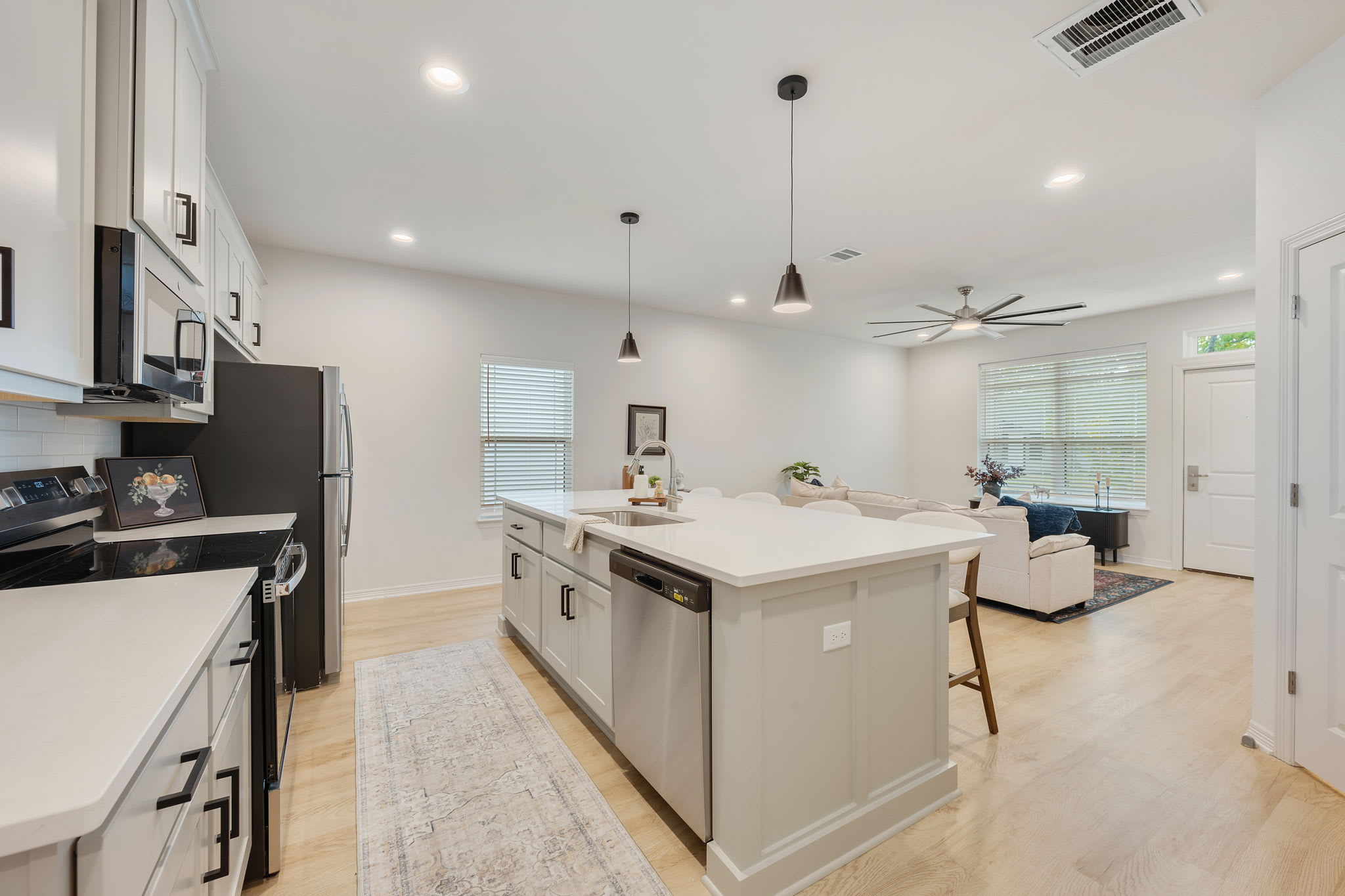 208 Richards Street – photo 4