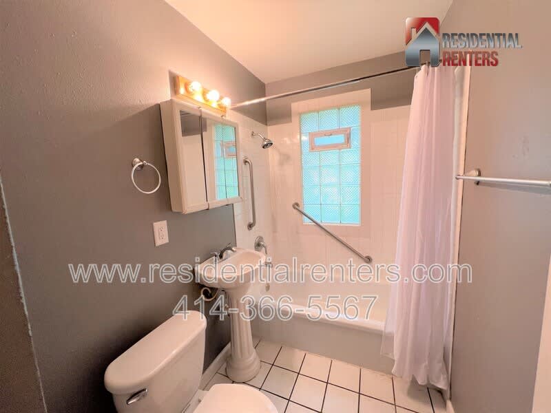5657 N 58th St – photo 4