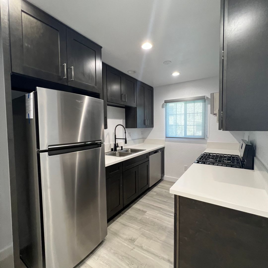 900 W College Street apartments – photo 2