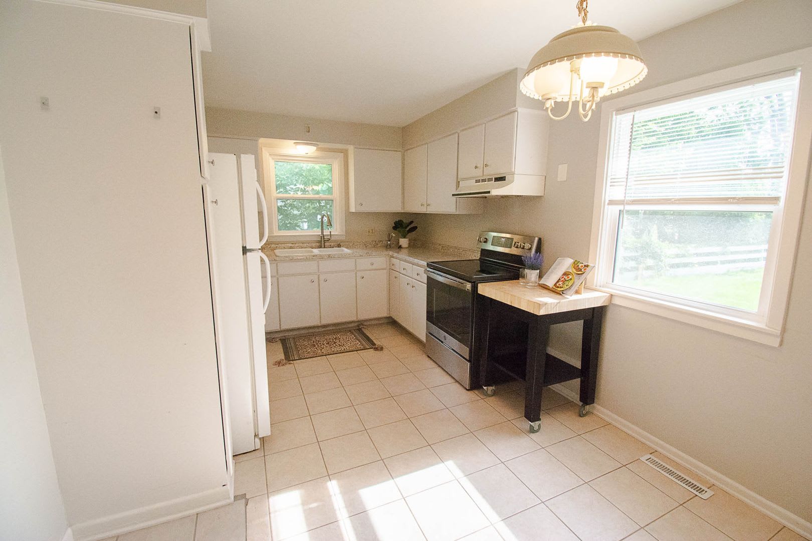 Charming Uptown Ranch Style Home With Private Fenced Backyard – photo 4