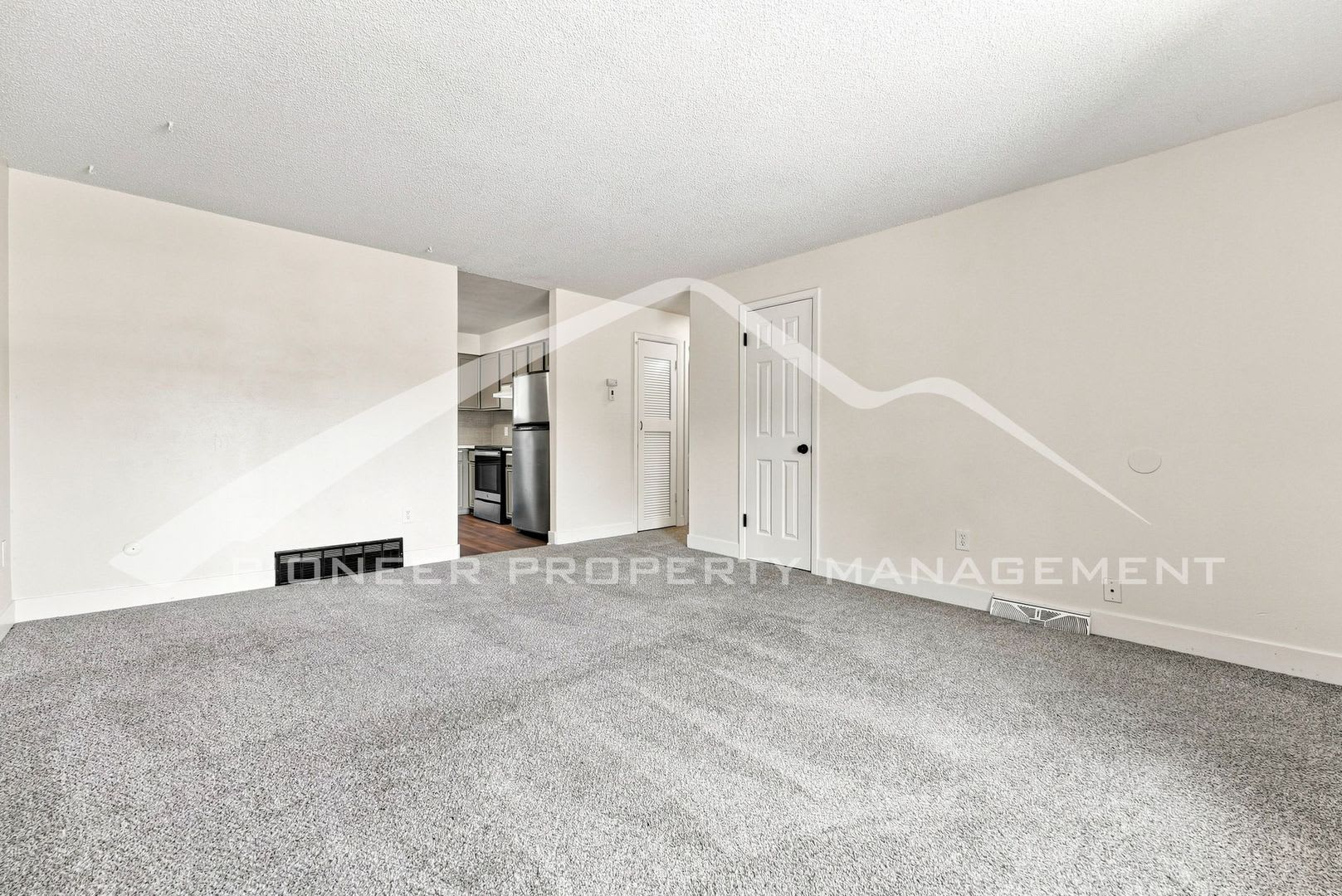 Charming 1 2 Duplex On Quiet Cul De Sac With Fenced Yard – photo 4