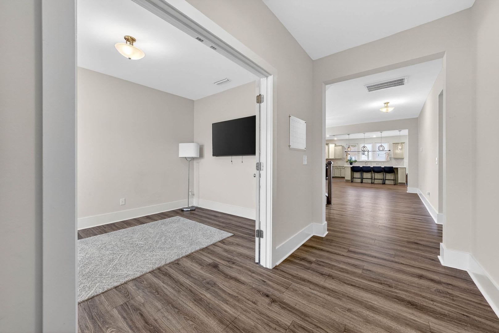 Spacious 5-Bedroom Home in Arlington Meadows! – photo 4