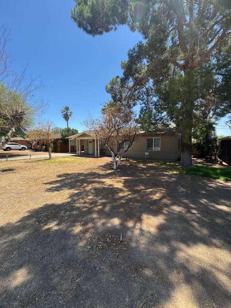 3 BEDROOM HOME IN PHOENIX – photo 2