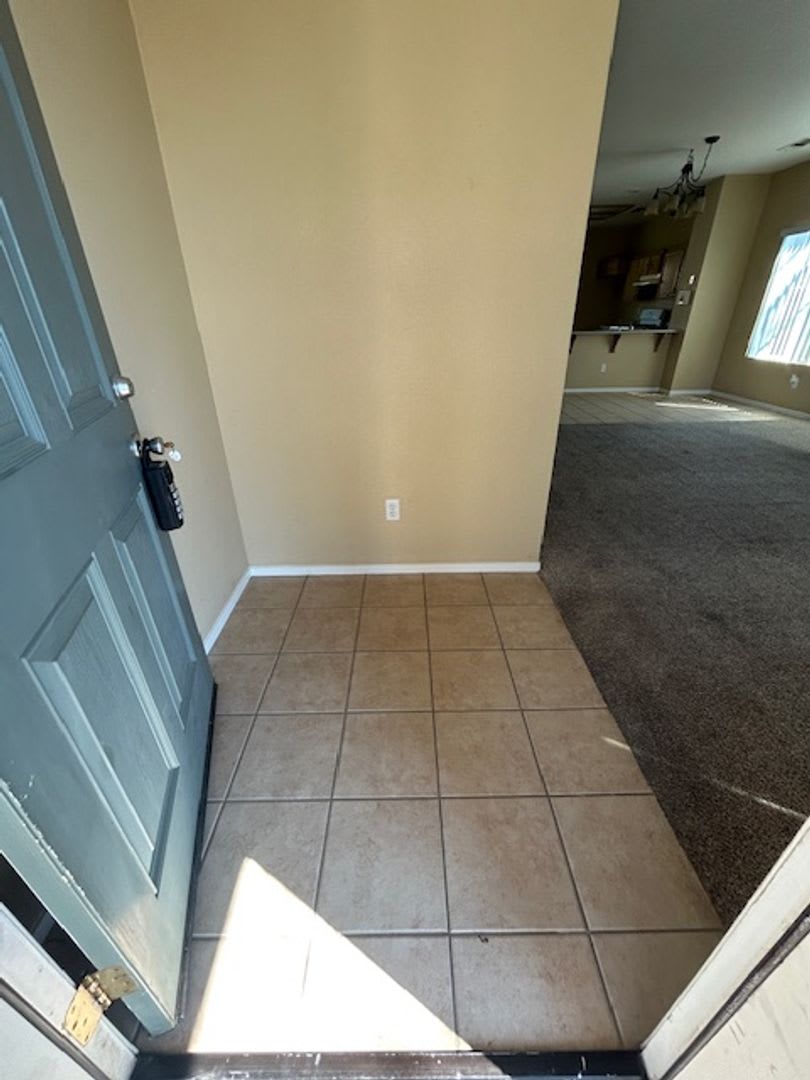 Beautiful Home Located NW Visalia, Quick Freeway Access – photo 3