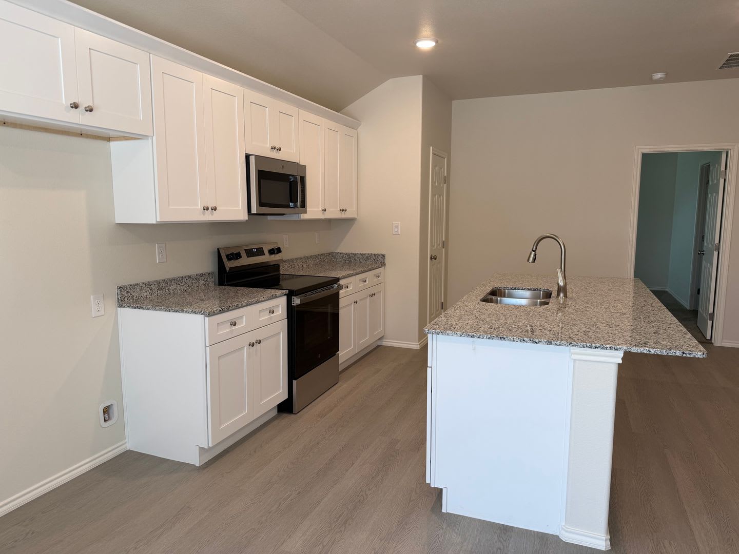 Brand New Build Beauty in Shenandoah Ridge – photo 4