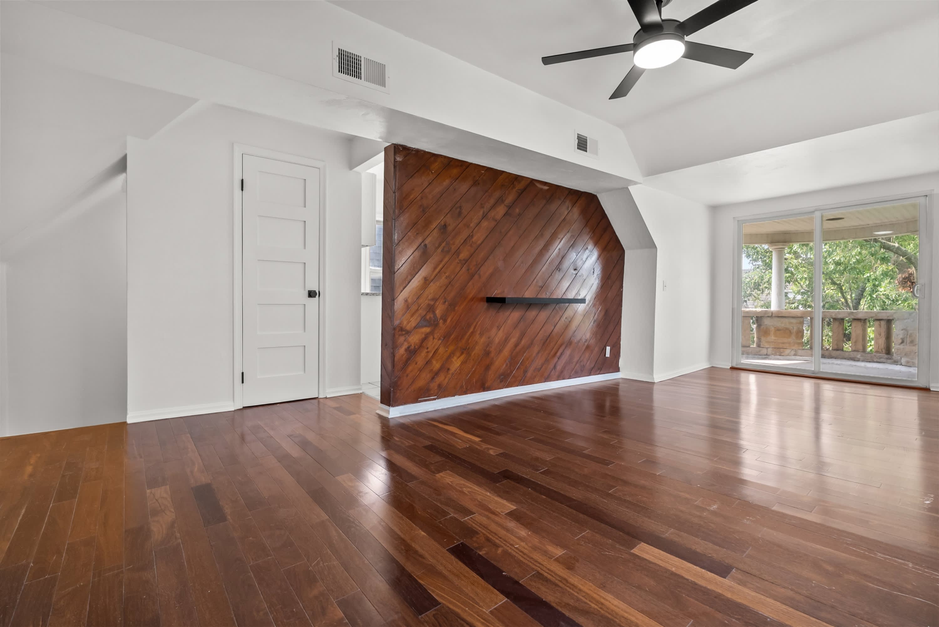 346 Fairfax Avenue – photo 3