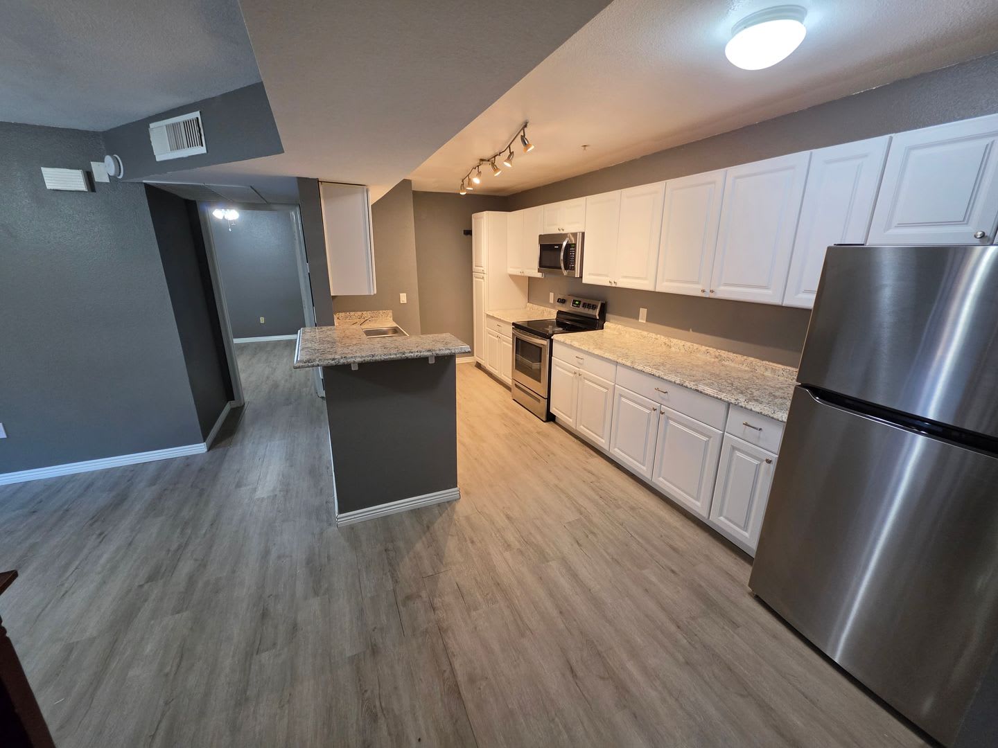 Spacious 2 Bedroom 2 Bath Condo in The Arbors! – photo 3