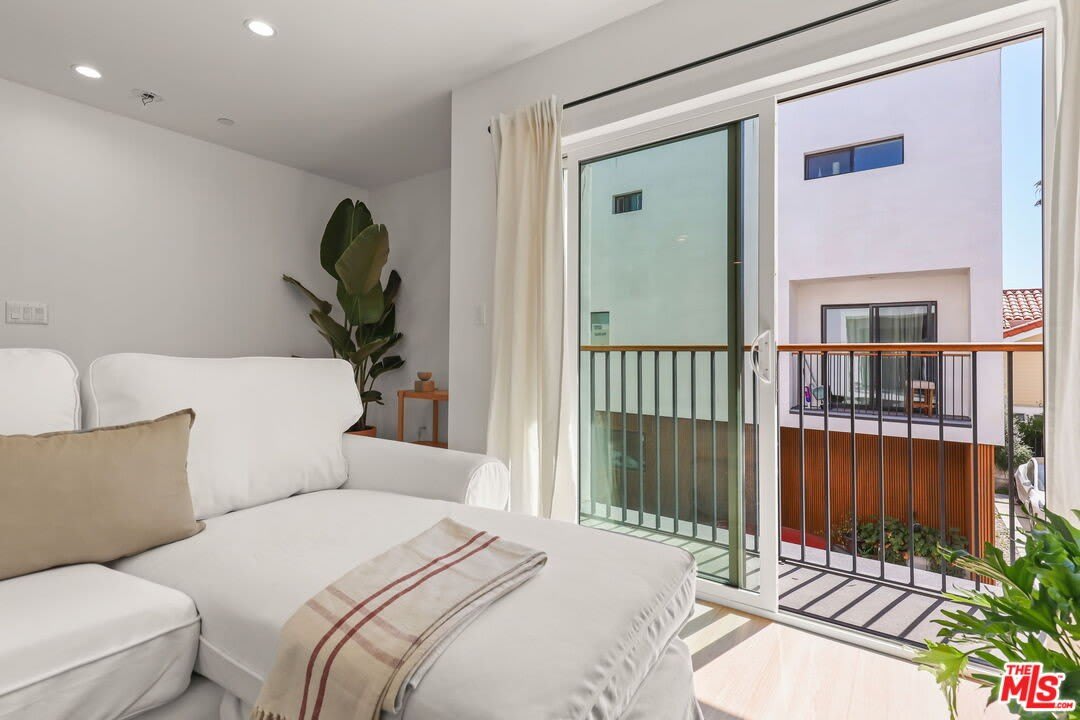 621 1/2 N Mariposa Ave – photo 4