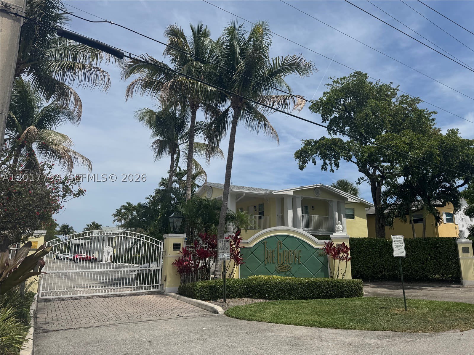 2660 Ne 8Th Ave – photo 1
