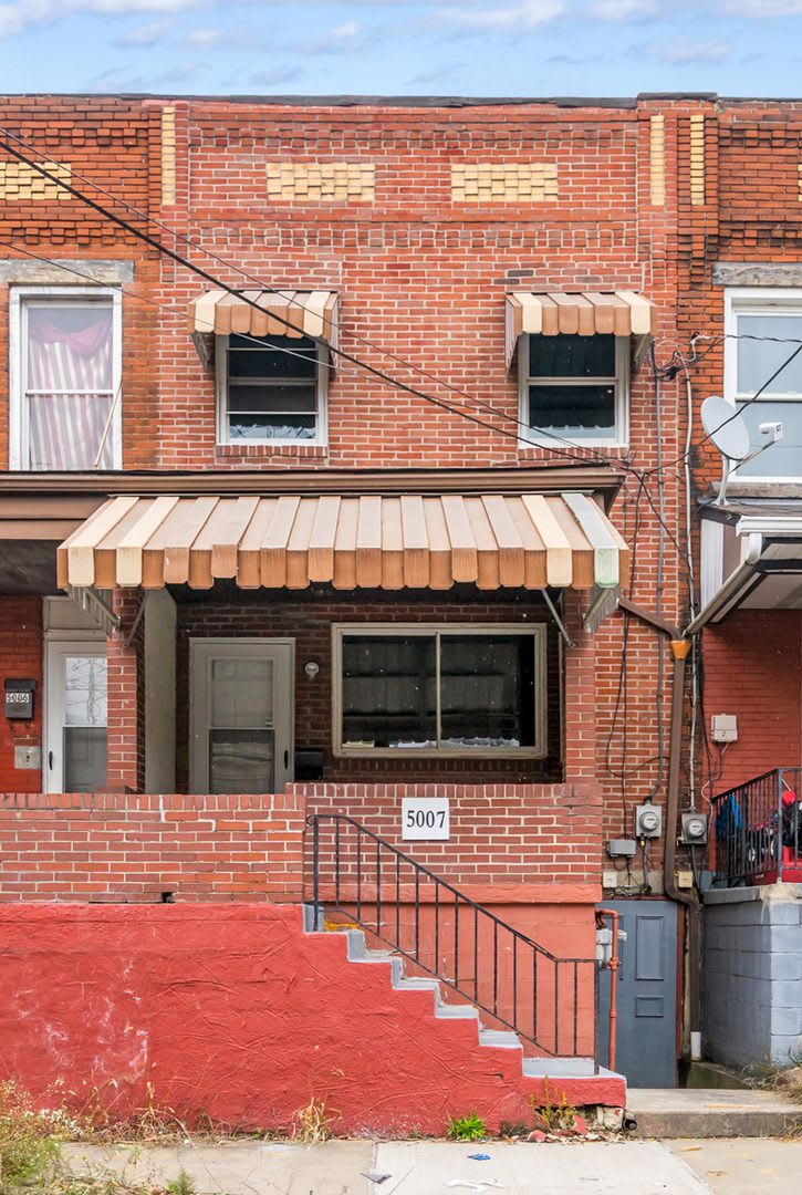 Renovated 2 Bed, 1.5 Bath Rowhome in Hazelwood – photo 1
